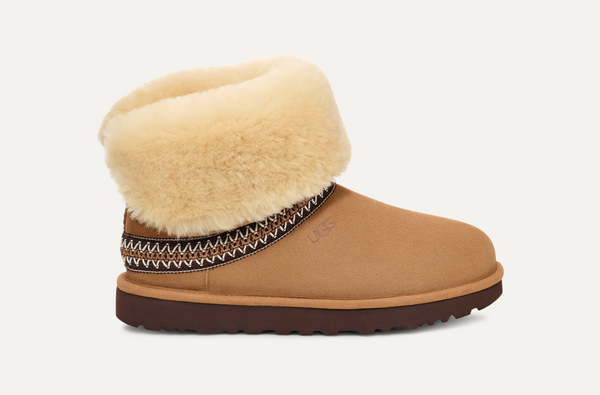 UGG® Classic Short Crescent - Chestnut